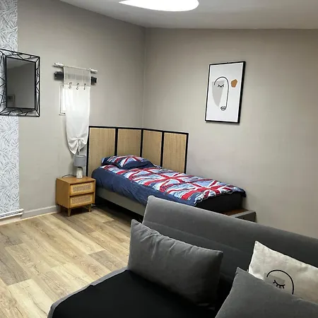 3 Joli Face A La Gare * דואי